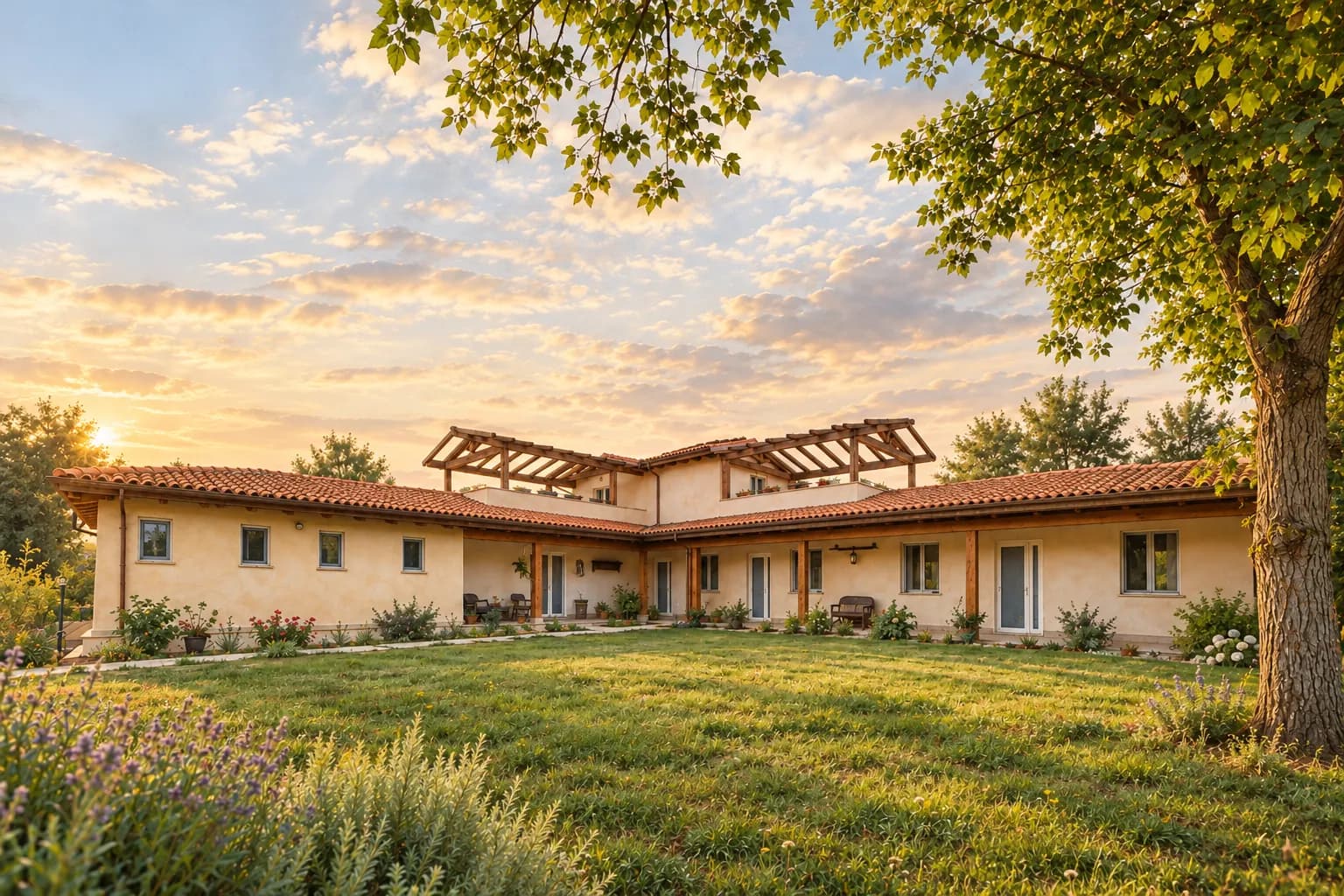 La casa del Calibro B&B al tramonto, con il prato e un grande albero