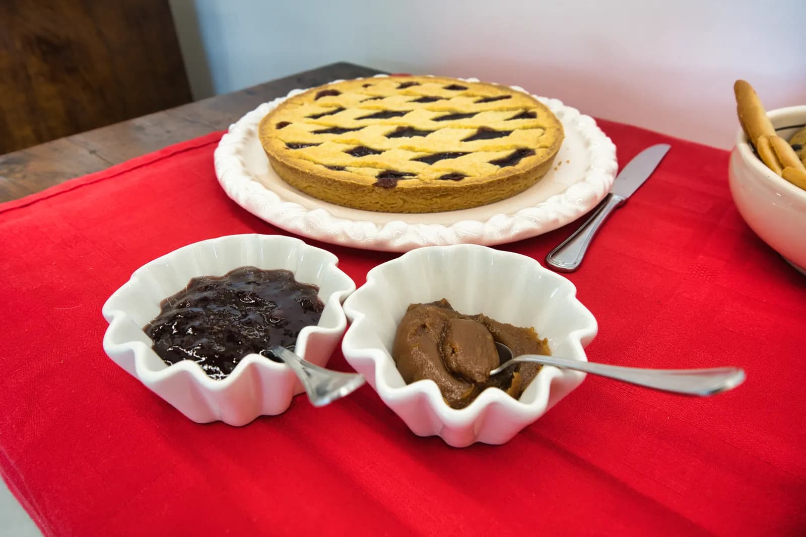 Crostata fatta in casa con marmellata e crema